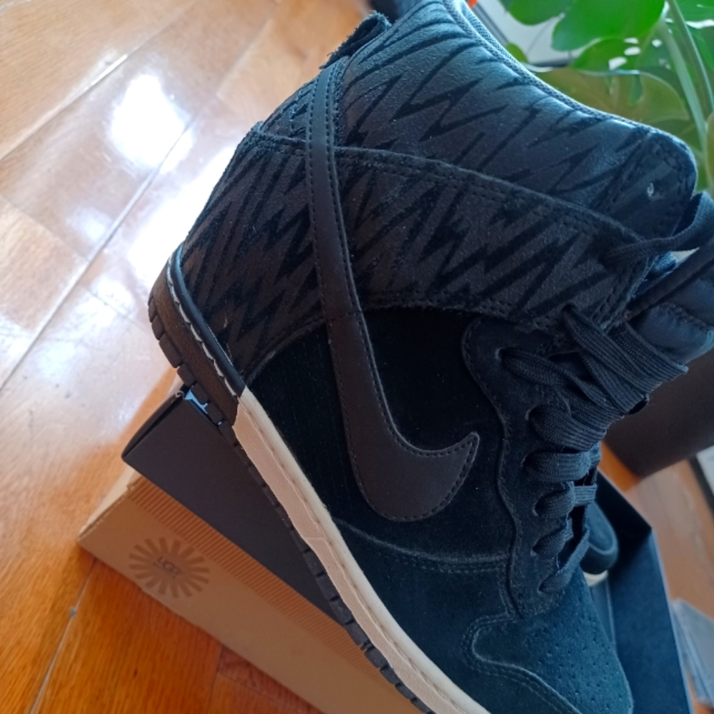 NIKE